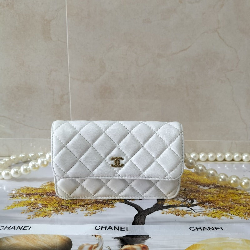 Clutch With Maxi Pearls Chain White